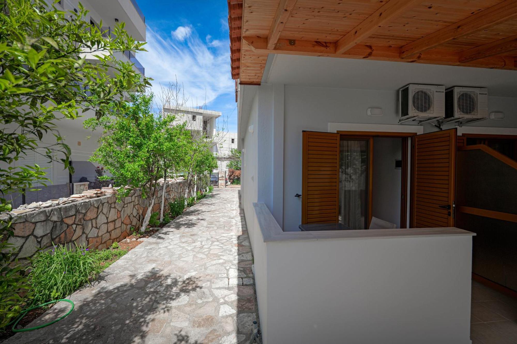 Guesthouse Moonlight Downtown Ksamil Eksteriør bilde